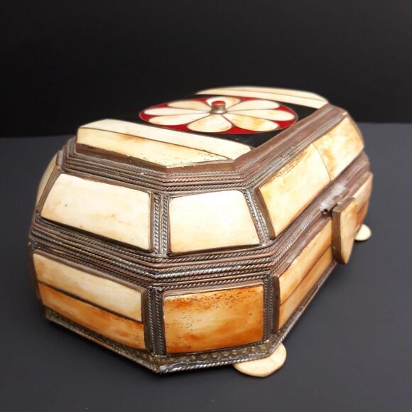 Moroccan Inlaid Bone and Brass Lidded Trinket or Jewelry Box - Picture 3 of 9